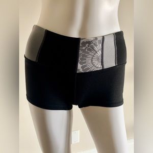 lululemon Reversible Train Contour Fit Shorts in Black and Pattern